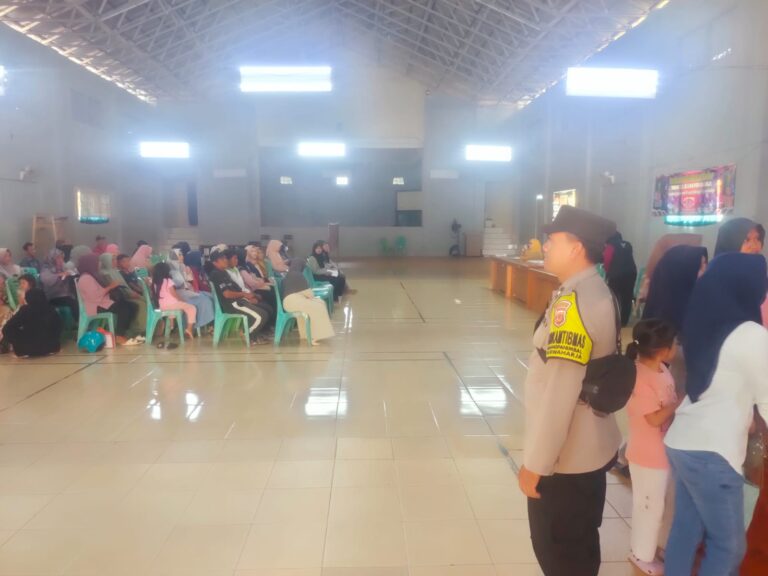 Bhabinkamtibmas Karangpanimbal Kawal Penyaluran Bansos, Pastikan Proses Berjalan Tertib