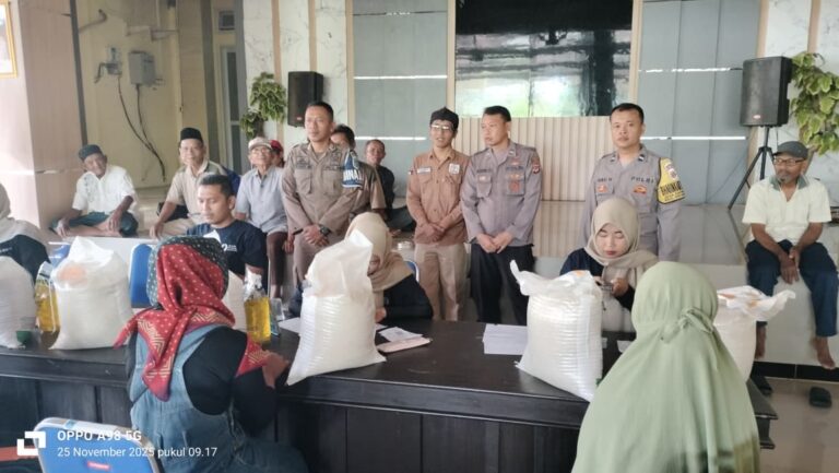 Penyaluran Bantuan Pangan untuk 554 Keluarga di Karyamukti Berjalan Tertib, Polisi Kawal Hingga Selesai
